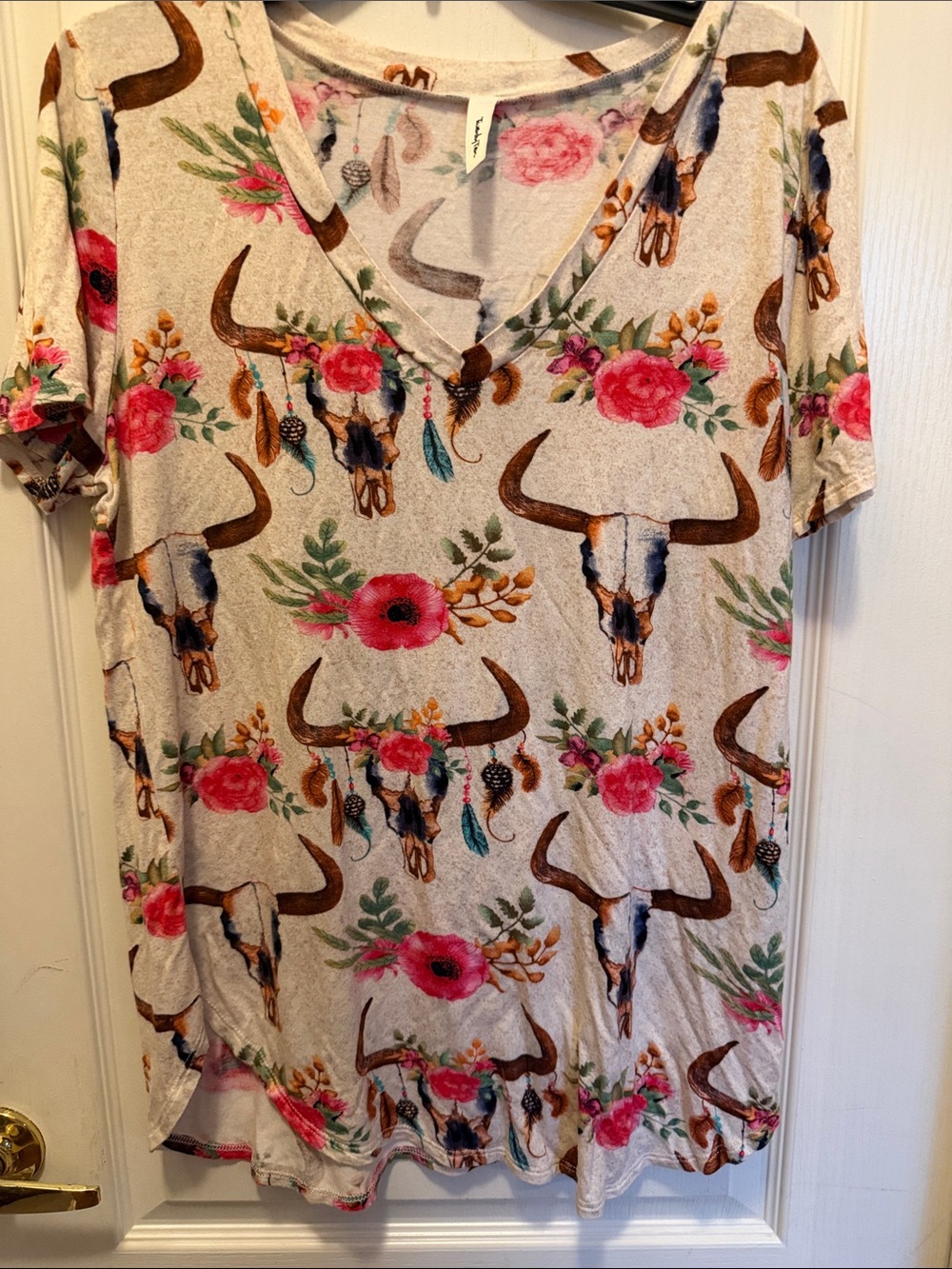 Floral Skull Print V-Neck Women's Tee - Beige with Pink Accents